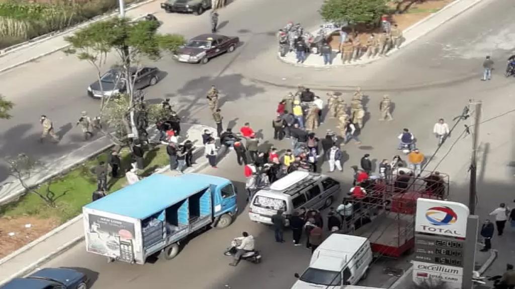 بالفيديو/ إشكال بين عناصر قوى الامن الداخلي وعدد من المتظاهرين في الزاهريه - طرابلس 