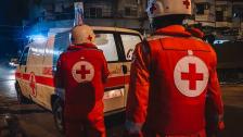 الصليب الأحمر: ٦ فرق تستجيب الآن وتعمل على نقل الجرحى وإسعاف المصابين في ساحة النور 