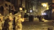 بالفيديو/ اكثر من 30 جريح.. الإشتباكات مستمرة والجيش يطارد المحتجين في اسواق طرابلس الداخلية