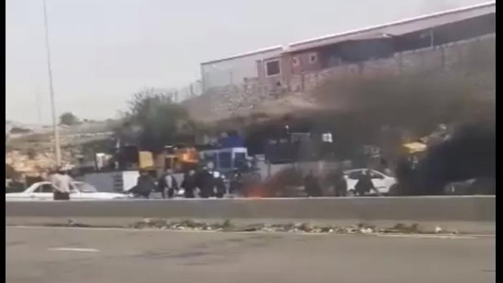 بالفيديو/ محتجون يقطعون طريق الجية