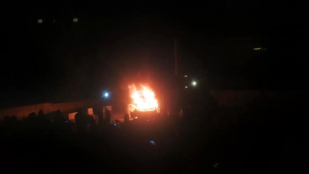 فيديو متداول..  المحتجون يحرقون سيارة في محيط السرايا الحكومية في طرابلس