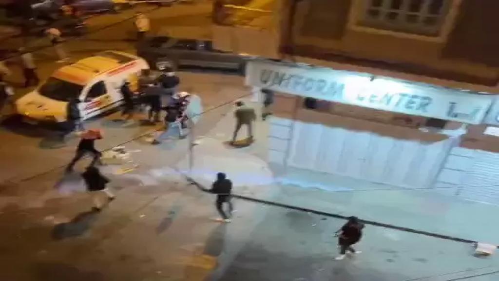 فيديو ينتشر على مواقع التواصل.. مواطن يعلق على الاشتباكات في طرابلس كما لو كانت  &quot;ماتش فوتبول&quot;