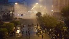  قوى الأمن داخل سرايا طرابلس يرمون القنابل المسيلة للدموع لإبعاد المحتجين عن محيط السرايا (الجديد)