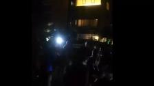 بالفيديو/ تجمع عدد من المحتجين أمام منزل وزير الداخلية محمد فهمي احتجاجاً على الاوضاع المعيشية المتردية 