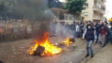 بالصورة/ المحتجون أشعلوا الإطارات أمام منزل النائب سمير الجسر في طرابلس