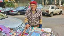 قسى عليه الدهر ....أبو سامي السبعيني يبيع الكتب على عربة خضار ببيروت: &quot;الجوع أسوأ من كورونا&quot;