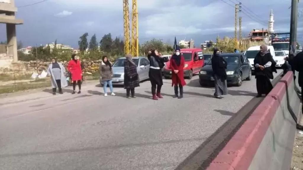 نساء يقطعن أوتوستراد المنية إحتجاجاً على تردي الوضع المعيشي