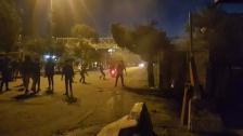 الجديد:محتجون يرمون الحجارة على سرايا طرابلس مما اضطر القوى الأمنية بالرد بالقنابل المسيلة للدموع لتفريقهم