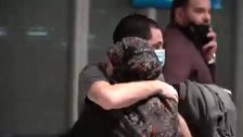 بالفيديو/ "لهفة الأم"... لحظات مؤثرة لأم تحضن ولديها بعد وصولهما الى مطار بيروت عقب إفراج الإمارات عنهما 