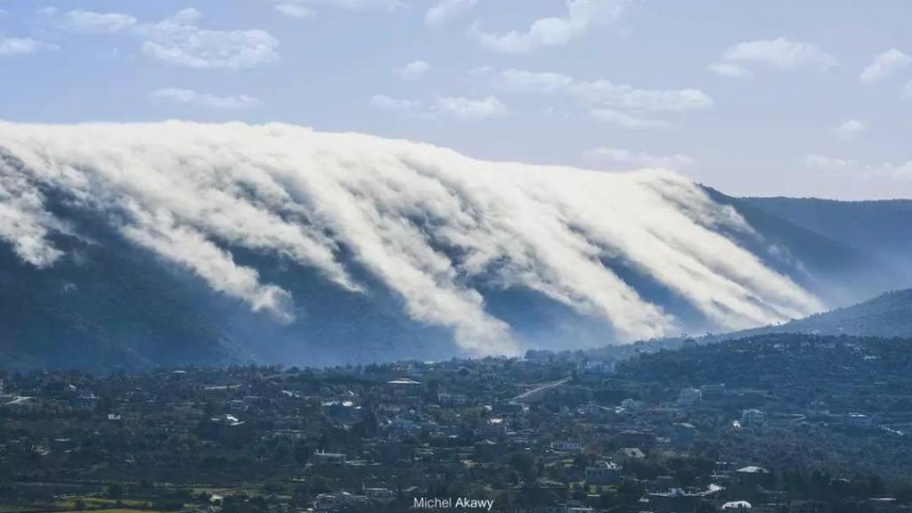 بالصور/ مشهد ساحر... شلالات الغيوم تتدفق على وادي عودين في بلدة عندقت
