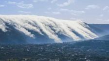 بالصور/ مشهد ساحر... شلالات الغيوم تتدفق على وادي عودين في بلدة عندقت