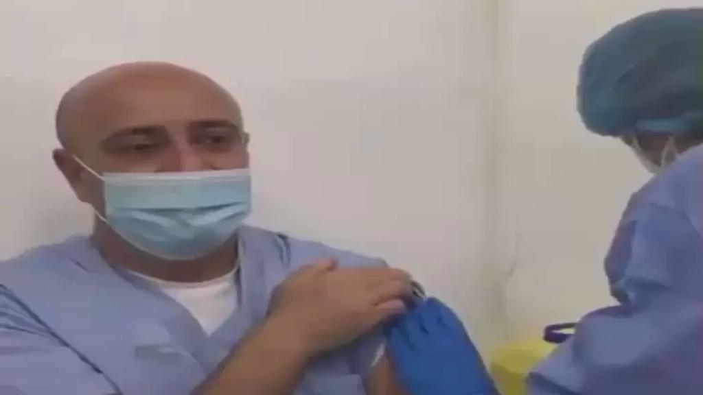 فيديو لطبيب بمستشفى الحريري يثير ضجة بسبب كيفية تلقيه اللقاح.. والطبيب يوضح: تلقيت اللقاح فعلاً والفيديو المتداول جاء بعد عملية التلقيح وذلك بهدف تشجيع الناس