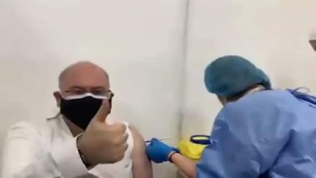 بالفيديو/ مدير مستشفى الحريري الدكتور فراس الأبيض يتلقى اللقاح: الأفعال أهم من الأقوال