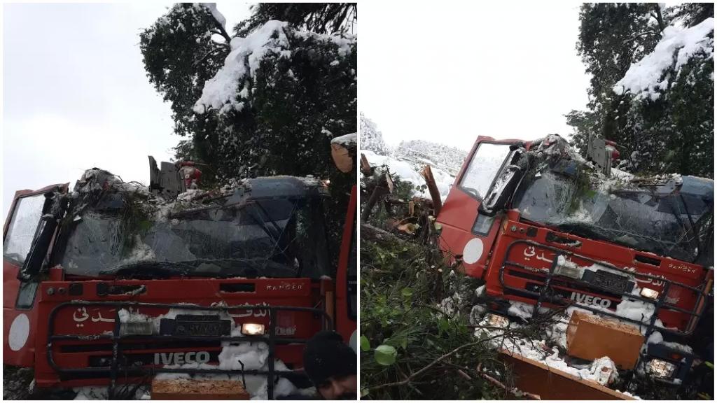 بالصور/ سقوط شجرة على آلية إطفاء للدفاع المدني خلال إنقاذ مواطن في سقي رشميا والعناية الإلهية حالت دون تعرض العناصر للأذى