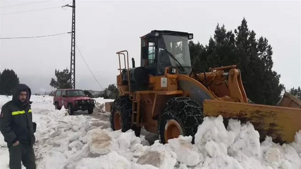 وزارة الاشغال: الورش في كل المناطق لفتح الطرق ورفع العوائق وانقاذ العالقين في الثلوج منذ بدء العاصفة