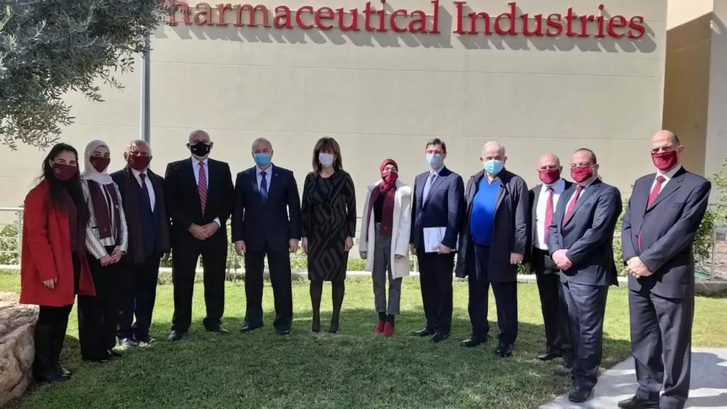 وزير الصناعة والسفير الروسي زارا مصنع أروان للدواء في جدرا للبحث في إمكان تصنيع اللقاحات
