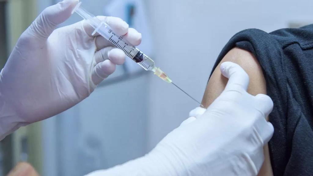 نسبة الوفيات بكورونا مقلقة.. التباطؤ في عمليات التطعيم مؤشر خطير ويتطلب أكثر من سنة للقضاء على الجائحة (الأنباء)