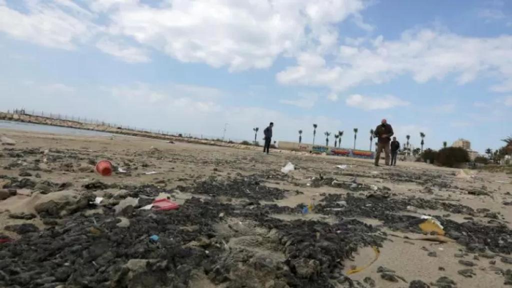 الغارديان عن التسرب النفطي الإسرائيلي قبالة الشواطئ اللبنانية: &quot;الأمر سيستغرق عقودًا للتنظيف&quot;: تسرب النفط يدمر شرق البحر الأبيض المتوسط!