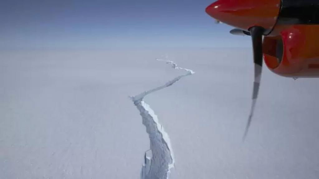 بالفيديو/ يوازي حجم لندن وباريس.. انفصال جبل جليدي ضخم في أنتاركتيكا