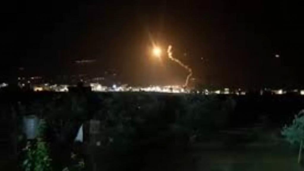 الوكالة الوطنية: جيش الاحتلال اطلق قنابل مضيئة فوق بلدة الغجر وسط تحليق لطائرة استطلاع في اجواء المنطقة