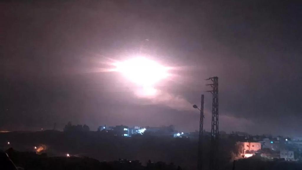 جيش الاحتلال الاسرائيلي يلقي قنابل ضوئية في أجواء المنطقة الواقعة بين بلدتي الغجر والعباسية الحدودية في القطاع الشرقي من جنوب لبنان