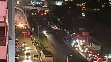 قطع طريق أدونيس الداخلية بإتجاه زوق مكايل بالإطارات المشتعلة ما تسبب بوقف حركة مرور السيارات العابرة