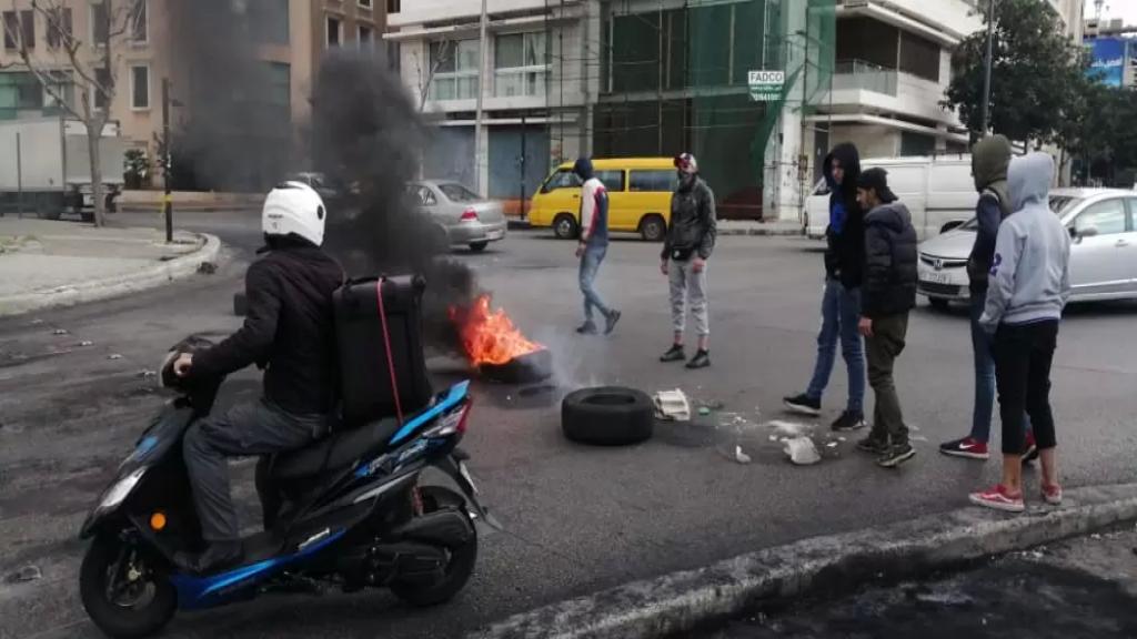 محتجون قطعوا الطريق في ساحة الشهداء بالاطارات المشتعلة