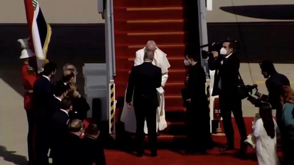بالفيديو/ لحظة وصول البابا فرنسيس الى بغداد في زيارة تاريخية هي الأولى إلى العراق