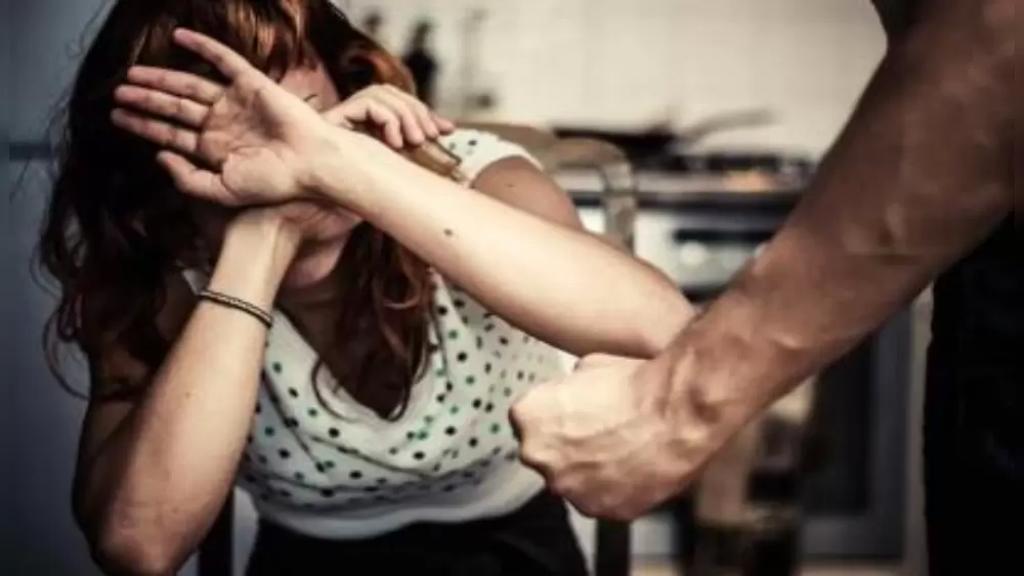 بعد مرور عام على الحجر المنزلي في لبنان.. شكاوى العنف الأسري ارتفعت حوالي الـ100%
