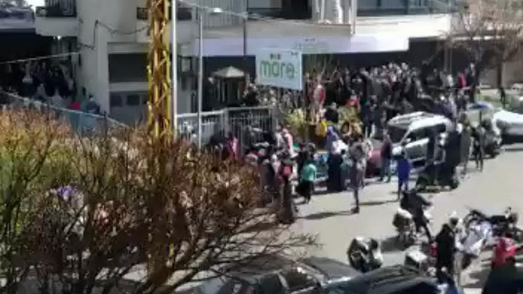 بالفيديو/ طوابير من المواطنين امام متجر في دوحة عرمون بعد نشر رسائل عن بيع أصناف مدعومة