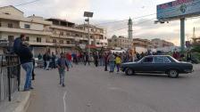 محتجون قطعوا الطريق الرئيسية عند مستديرة العبدة على المدخل الجنوبي لمحافظة عكار احتجاجا على الوضع المعيشي السيئ الذي يعيشه اللبنانيون