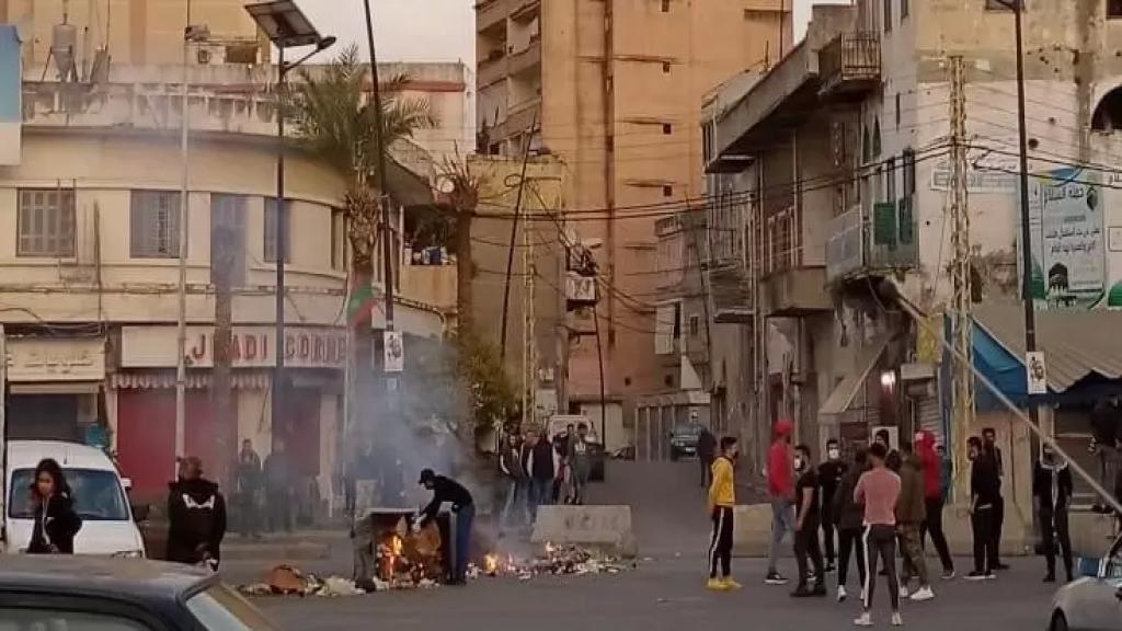 محتجون قطعوا الطريق عند البوابة الفوقا في صيدا وعلى كورنيش المزرعة عند مسجد عبد الناصر بالاتجاهين باضرام النيران بمستوعبات النفايات