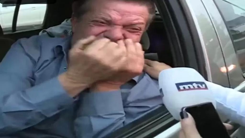 بالفيديو/ مواطن في طريقه لاجراء &quot;غسيل الكلى&quot; يبكي في سيارته خلال اقفال الطريق في منطقة الزوق:&quot;والله عندي وضع&quot;