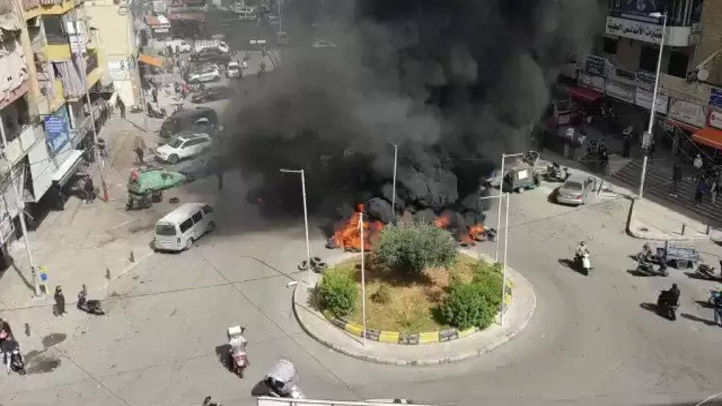 بالفيديو/ محتجون يقطعون الطريق في موقف حي السلم بالاطارات المشتعلة