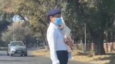 بالفيديو/ شرطية في الهند تنظم المرور وهي تحمل رضيعها على كتفها.. إجازة الأمومة انتهت!