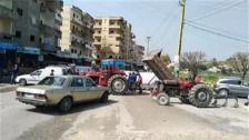 قطع الطريق في بلدة صريفا بالجرارات الزراعية