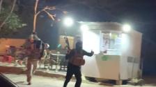 بالفيديو/ مطلوب يأخذ فتاة رهينة بقوّة السلاح هرباً من عناصر دورية للجيش كانت تعمل على توقيفه داخل مقهى في بعلبك