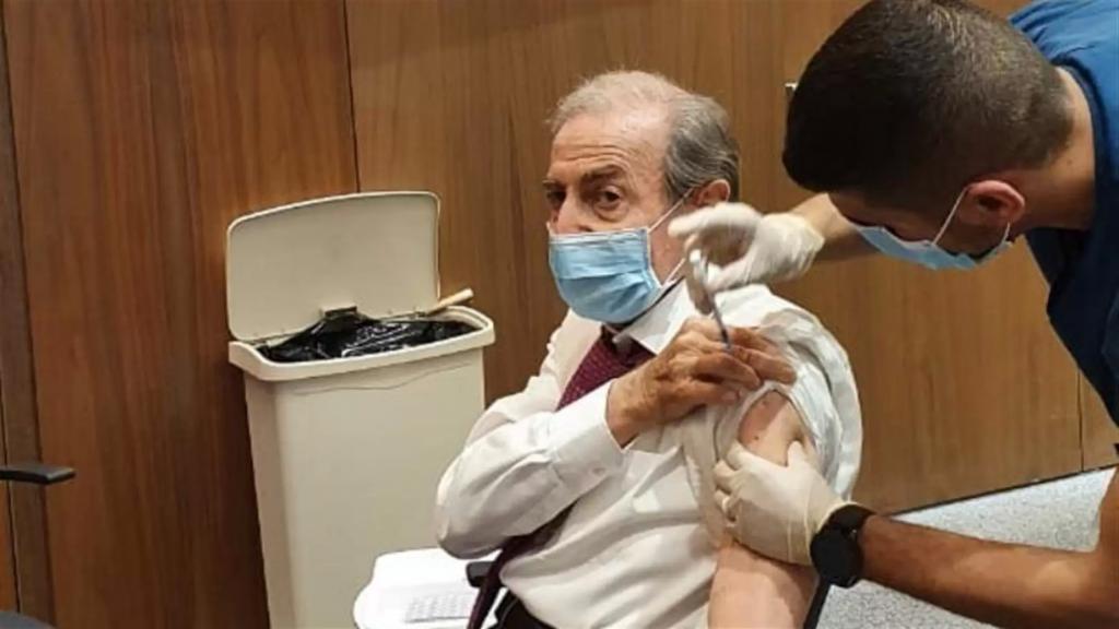 بالصور/ النائب أنور الخليل تلقى الجرعة الثانية من اللقاح في مستشفى الجامعة الأميركية في بيروت