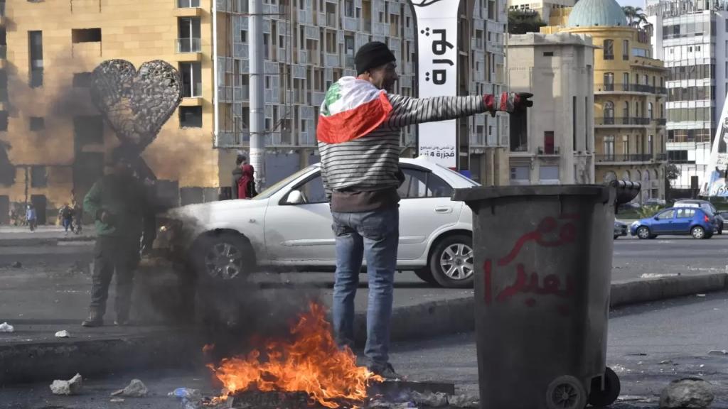 بالصور/ محتجون قطعوا الطريق في ساحة الشهداء بالاطارات المشتعلة