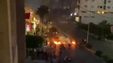 بالفيديو/ محتجون قطعوا طريق بئر حسن - الجناح نزلة السلطان إبراهيم بالإطارات المشتعلة