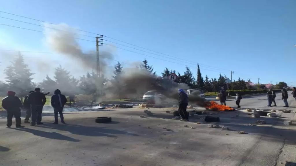 محتجون قطعوا طريق عام بعلبك حمص الدولية عند مفترق بلدة شعث ومقنة