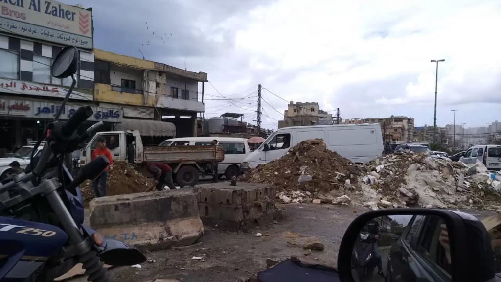 بالفيديو/ اعادة فتح طريق الاوزاعي لجهة الجناح بعدما تم قطعها لبعض الوقت بالسواتر الترابية