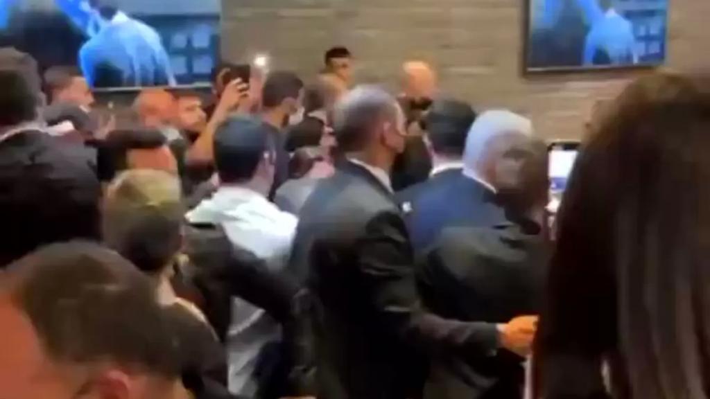 بالفيديو/ نتنياهو يهرب من مطعم في بئر السبع بعد سقوط الصاروخ الذي أطلق من غزة