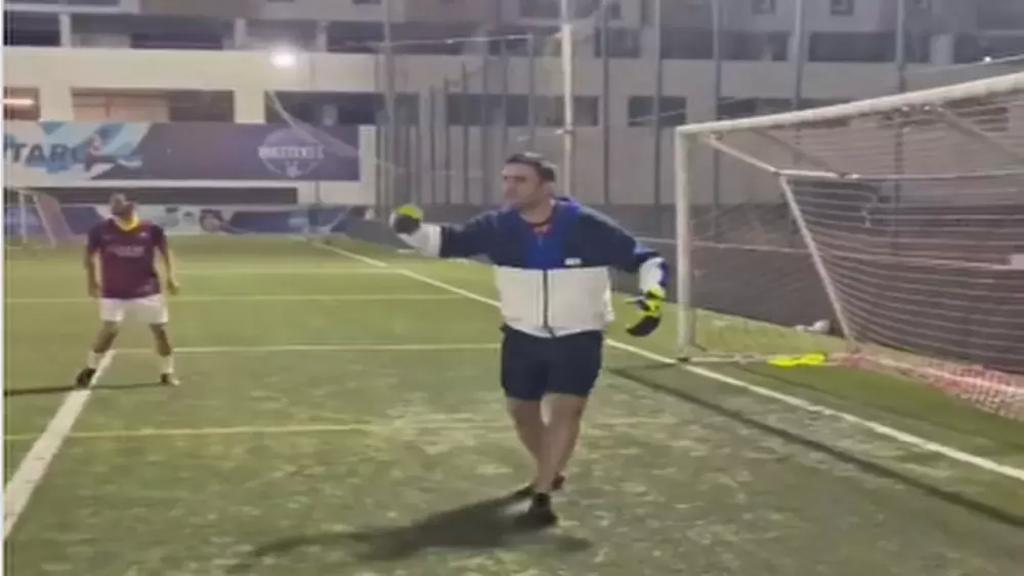 بالفيديو/ شعر بالخوف من الكرة وتجنّبها.. الشيف بوراك يتسبب بخسارة فريق كرة قدم!