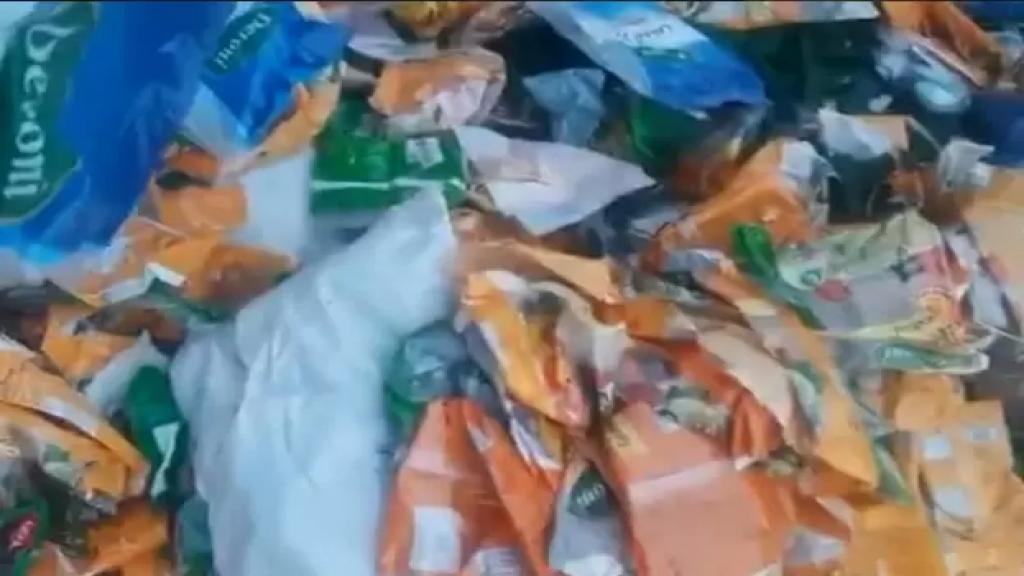 بالفيديو/ العثور على أكياس فارغة لمواد تموينية مدعومة في أحد مكبات النفايات بمنطقة ​حي السلم​!
