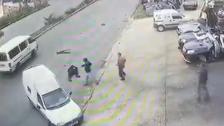 بالفيديو/ حادث غريب في دير الزهراني.. ركن &quot;الرابيد&quot; لكنه انزلق نحو الاوتوستراد ثم صدم سيارة وصدمه!