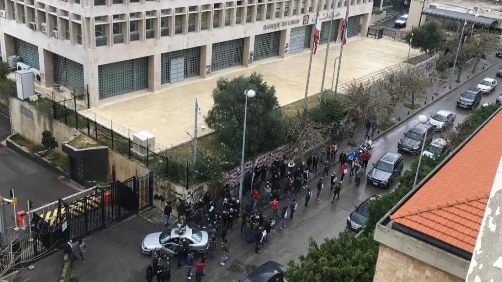 محتجون ينفذون في هذه الاثناء وقفة امام مصرف لبنان تحت عنوان لن ندفع الثمن مطالبين بـ&quot;حقوق المودعين ورفض سياسة حاكم مصرف لبنان &quot;