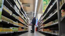 انهيار سعر صرف الليرة يهدد بتغيير كبير في نمط عيش اللبنانيين.. فقدان مواد غذائية أساسية والبحث عن بضائع أرخص وأقل جودة