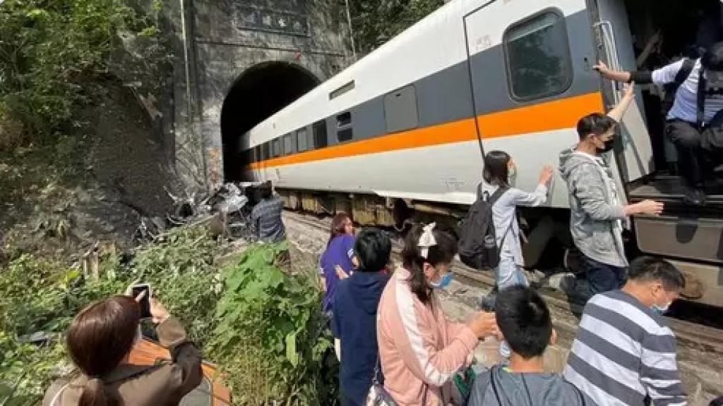 بعد كارثة قطار سوهاج.. خروج قطار ركاب عن مساره في تايوان ومقتل 48 شخصًا وإصابة العشرات