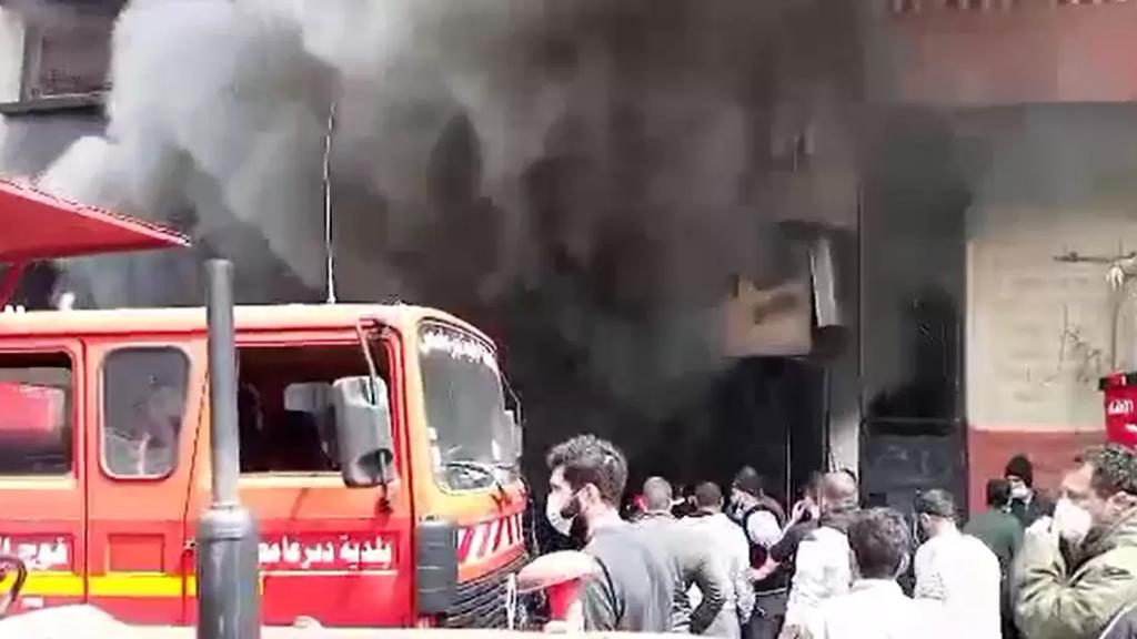 بالفيديو/ بعد جهود مضنية.. إخماد حريق ضخم داخل 3 محلات تجارية في الشهابية - صور